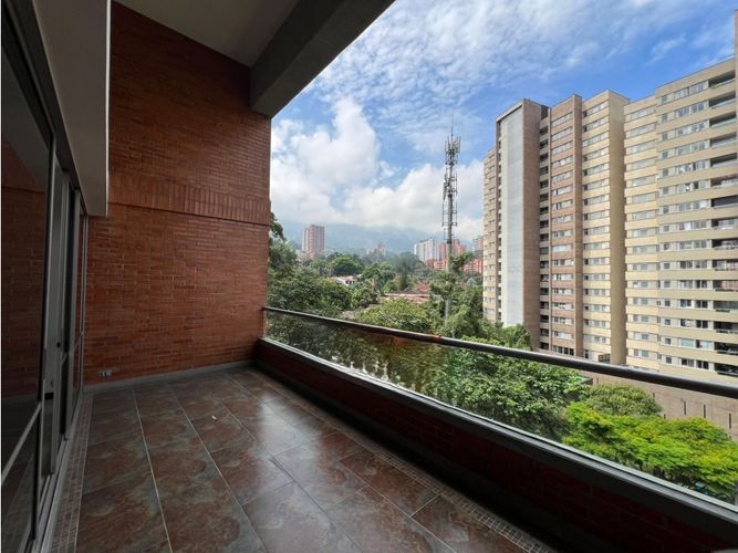 Apartamento de 3 alcobas en arriendo en Loma Benedictinos, Medellín, 240 m² · foto 3 de 24