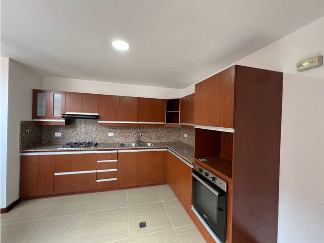 Apartamento de 3 alcobas en arriendo en Loma Benedictinos, Medellín, 240 m² · foto 5 de 24