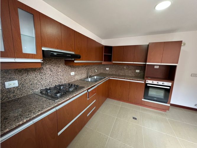 Apartamento de 3 alcobas en arriendo en Loma Benedictinos, Medellín, 240 m² · foto 6 de 24