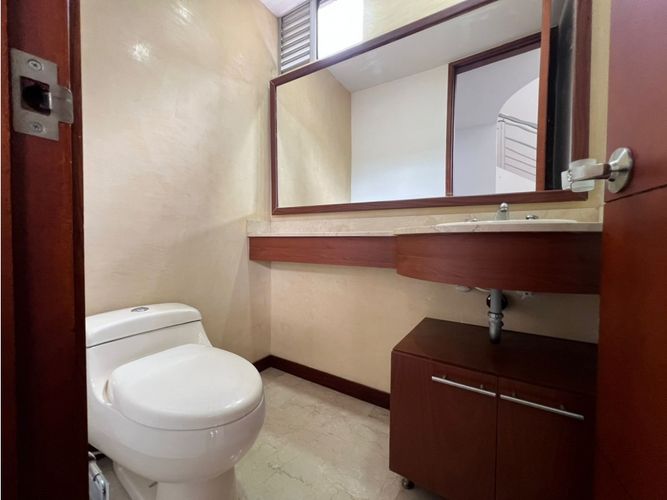 Apartamento de 3 alcobas en arriendo en Loma Benedictinos, Medellín, 240 m² · foto 12 de 24