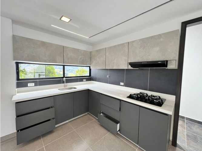Apartamento de 3 alcobas en arriendo en Loma Del Escobero, Medellín, 145 m² · foto 2 de 17