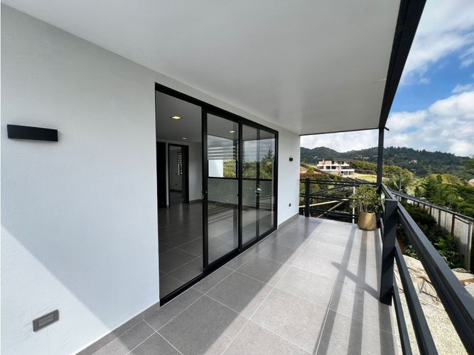 Apartamento de 3 alcobas en arriendo en Loma Del Escobero, Medellín, 145 m² · foto 4 de 17