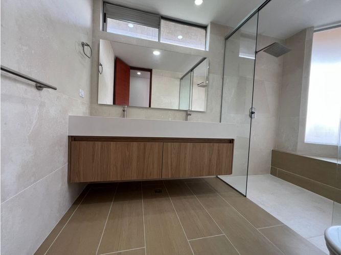 Apartamento de 3 alcobas en arriendo en Loma Benedictinos, Medellín, 240 m² · foto 22 de 24