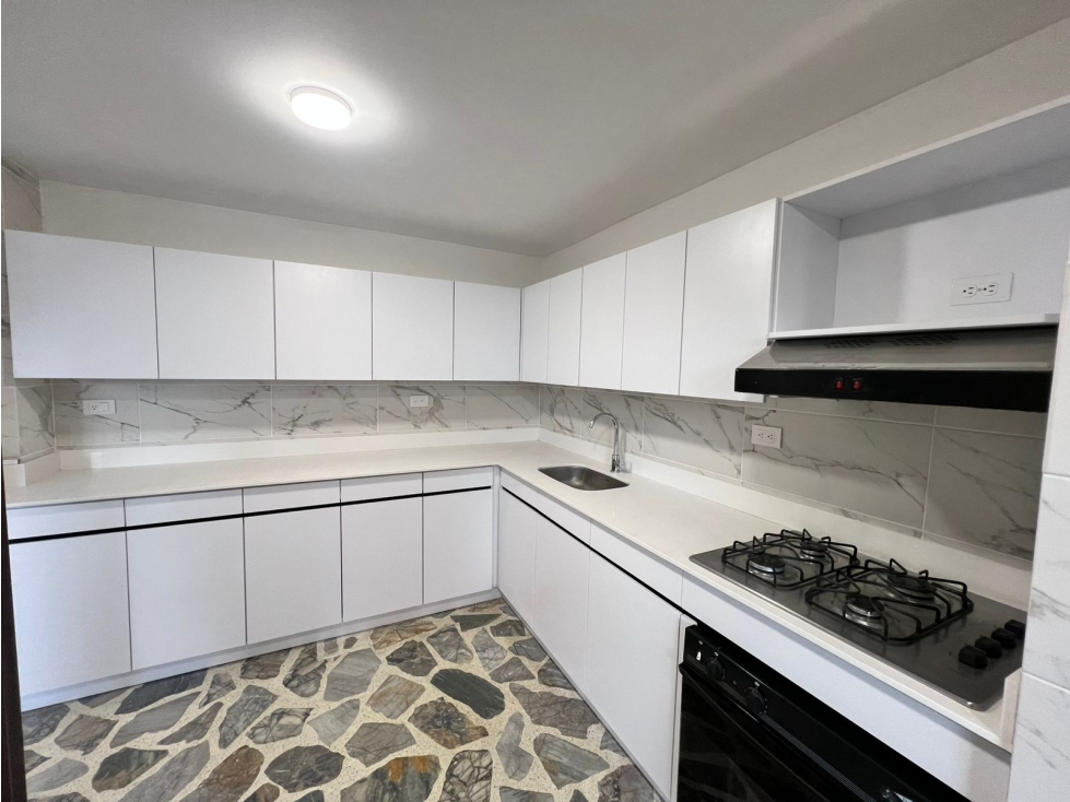 Apartamento en arriendo en Las Lomas No.1, Medellín · foto 2 de 20