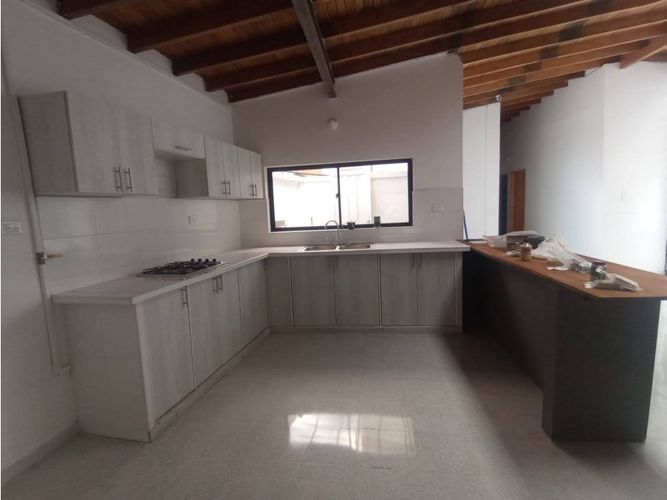 Casa de 5 alcobas en arriendo en Cerro Nutibara, Medellín, 324 m² · foto 2 de 16
