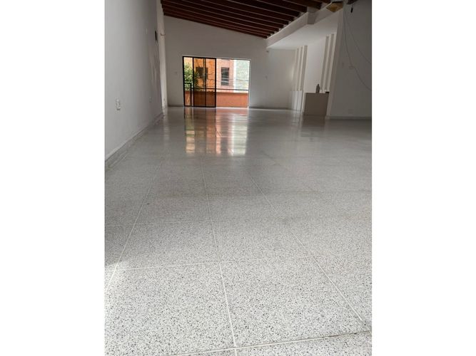 Casa de 5 alcobas en arriendo en Cerro Nutibara, Medellín, 324 m² · foto 7 de 16