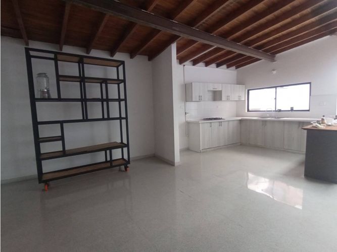 Casa de 5 alcobas en arriendo en Cerro Nutibara, Medellín, 324 m² · foto 8 de 16