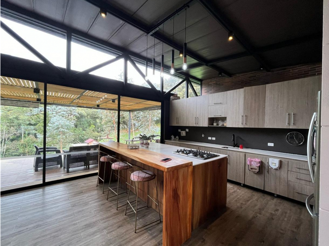 Casa de 3 alcobas en arriendo en Altos Del Escobero, Envigado, 320 m² · foto 2 de 17