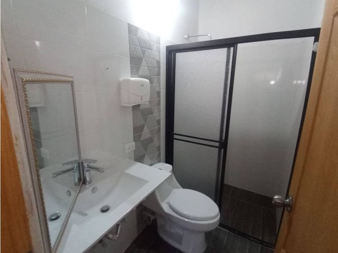 Casa de 5 alcobas en arriendo en Cerro Nutibara, Medellín, 324 m² · foto 9 de 16