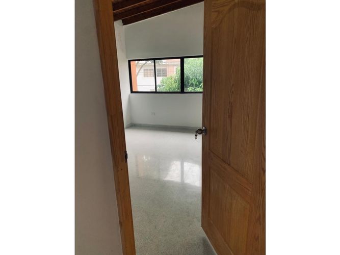 Casa de 5 alcobas en arriendo en Cerro Nutibara, Medellín, 324 m² · foto 11 de 16