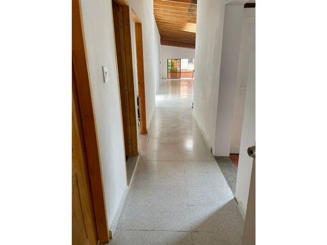 Casa de 5 alcobas en arriendo en Cerro Nutibara, Medellín, 324 m² · foto 13 de 16