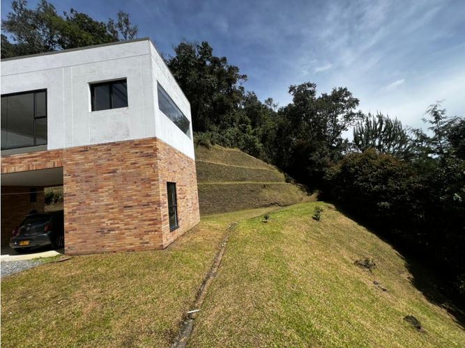 Casa de 3 alcobas en venta en Loma Del Escobero, Envigado, 320 m² · foto 2 de 20