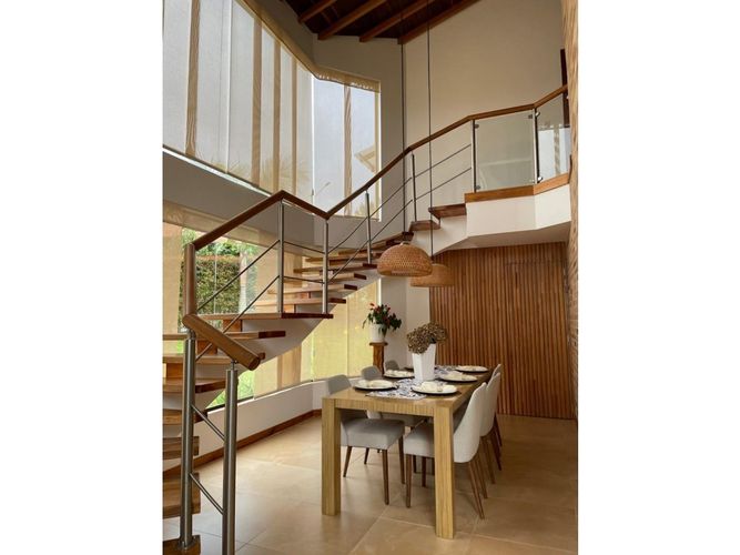 Casa de 4 alcobas en venta en Loma Del Escobero, Envigado, 520 m² · foto 2 de 15