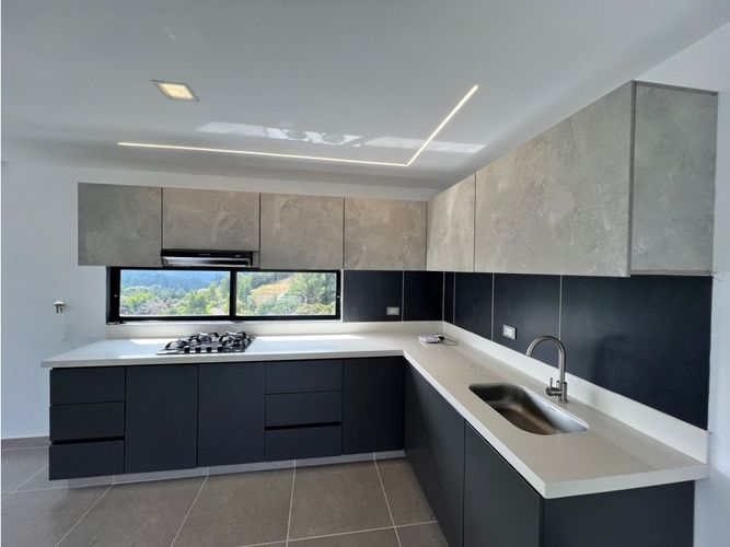 Apartamento de 2 alcobas en arriendo en Loma Del Escobero, Medellín, 133 m² · foto 3 de 18
