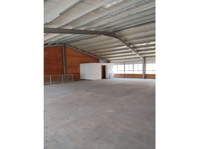 Local en arriendo en Simon Bolivar, Medellín, 290 m² · foto 2 de 8