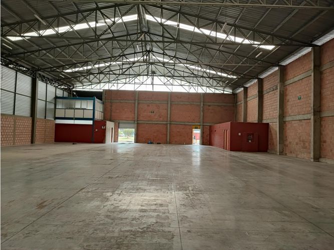 Bodega en arriendo en Echavarria, Madrid, 1600 m² · foto 2 de 10