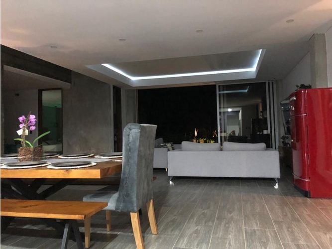 Casa de 4 alcobas en venta en Loma Del Escobero, Envigado, 580 m² · foto 3 de 17