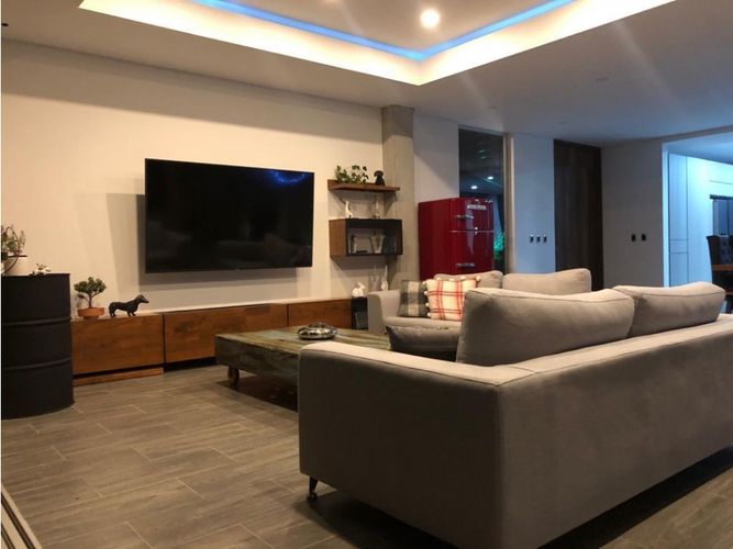Casa de 4 alcobas en venta en Loma Del Escobero, Envigado, 580 m² · foto 4 de 17