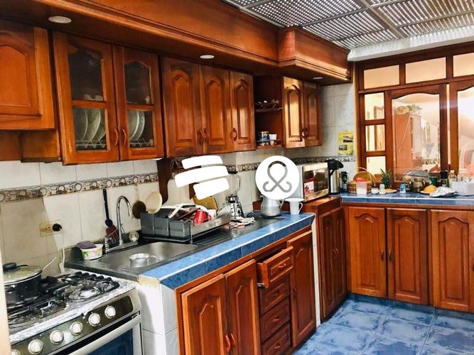 Casa de 9 alcobas en venta en Engativá, Bogotá, 330 m² · foto 2 de 19