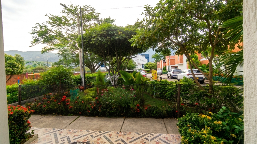 Casa de 4 alcobas en venta en Villa Campestre, Girón · foto 2 de 15