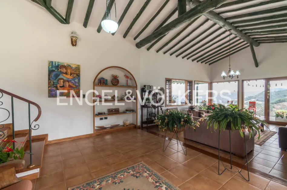 4BR House in Vía Las Palmas (423 m²) - 4