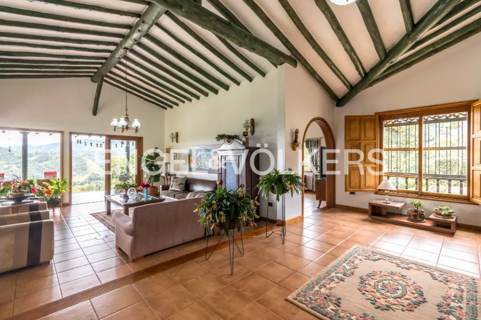 4BR House in Vía Las Palmas (423 m²) - 2