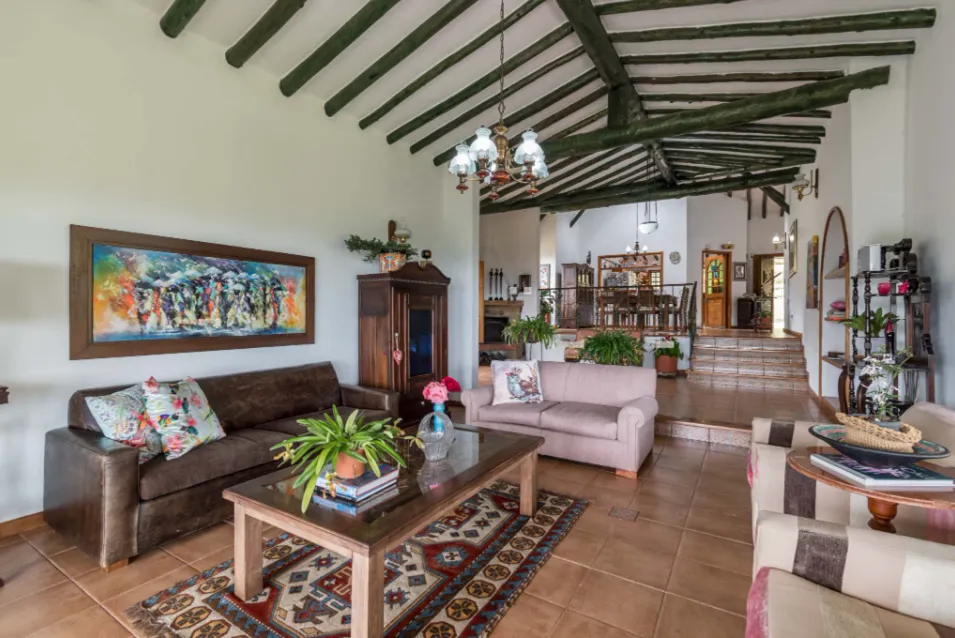 4BR House in Vía Las Palmas (423 m²)