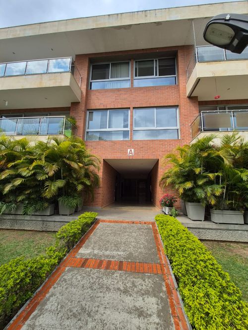 Apartamento de 3 alcobas en venta en Ciudad Jardin, Cali, 220 m² · foto 2 de 24