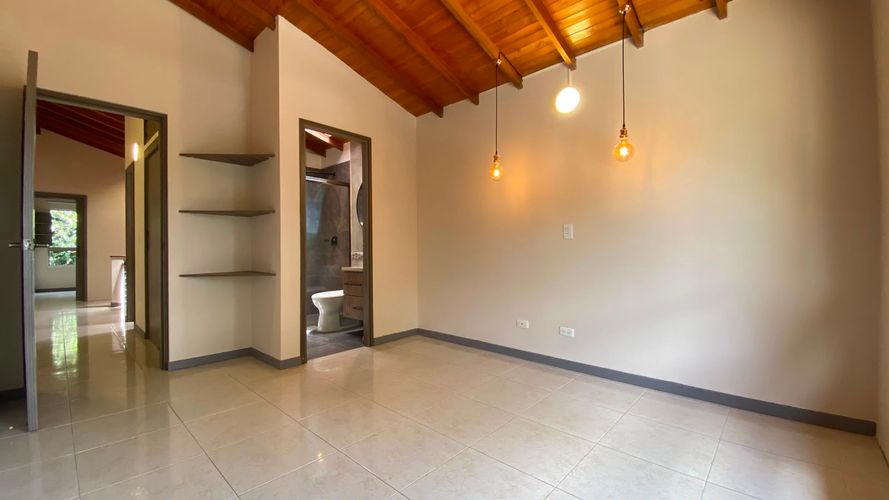 Casa de 4 alcobas en venta en Loma El Atravesado, Envigado, 250 m² · foto 16 de 20