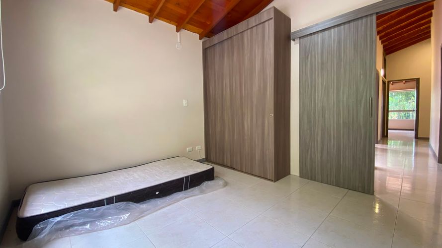 Casa de 4 alcobas en venta en Loma El Atravesado, Envigado, 250 m² · foto 18 de 20