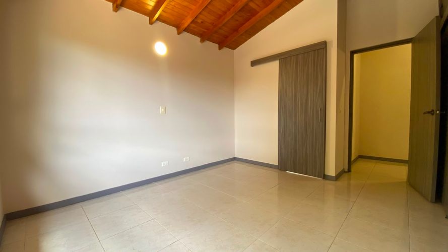 Casa de 4 alcobas en venta en Loma El Atravesado, Envigado, 250 m² · foto 19 de 20