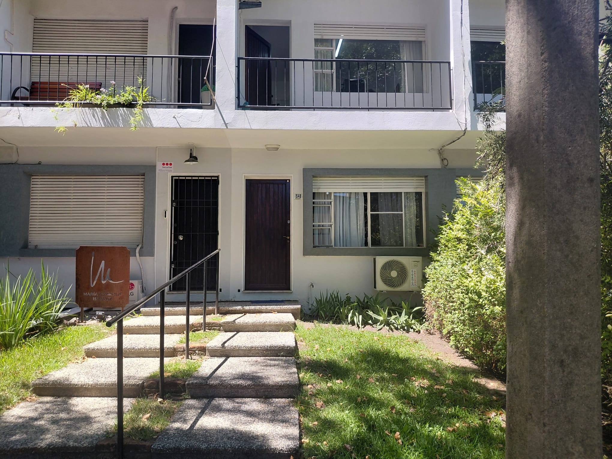 Muy buen duplex de 2 dorm 2 baños con buen garaje y pequeño patio