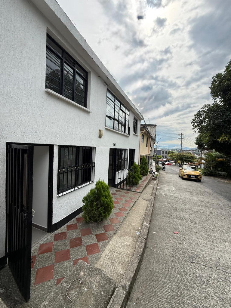 Casa en venta en El Poblado Ii Etapa, Pereira · foto 2 de 15
