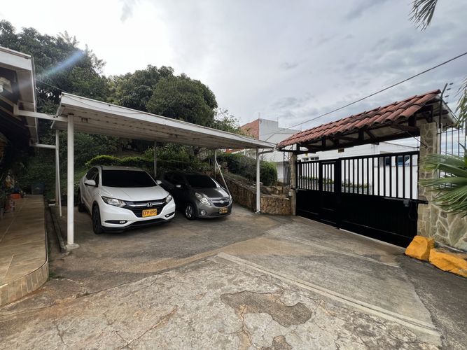 Casa de 5 alcobas en venta en La Reforma, Cali, 400 m² · foto 2 de 2