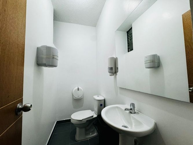Local en venta en Conquistadores, Medellín, 911 m² · foto 18 de 24