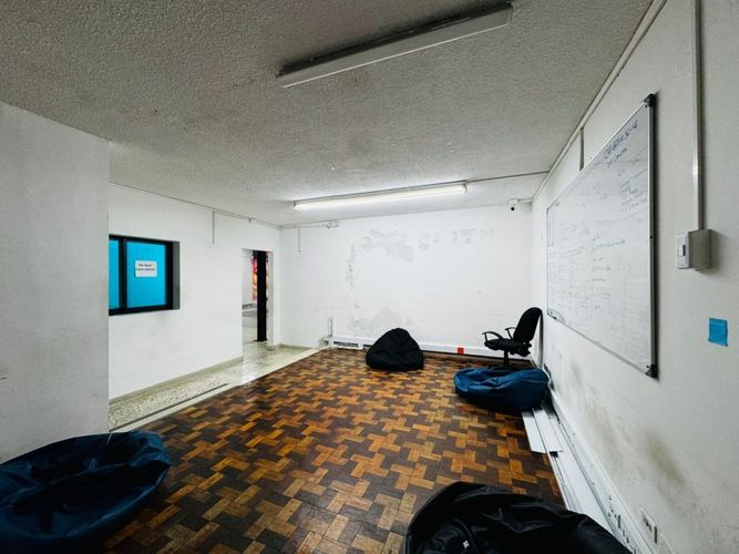 Local en venta en Conquistadores, Medellín, 911 m² · foto 21 de 24
