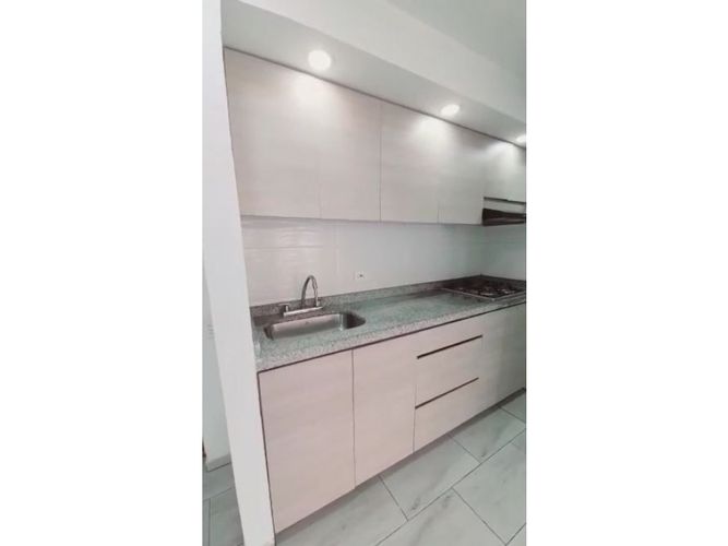 Apartamento de 3 alcobas en venta en Potrero Grande, Madrid, 60 m² · foto 2 de 14