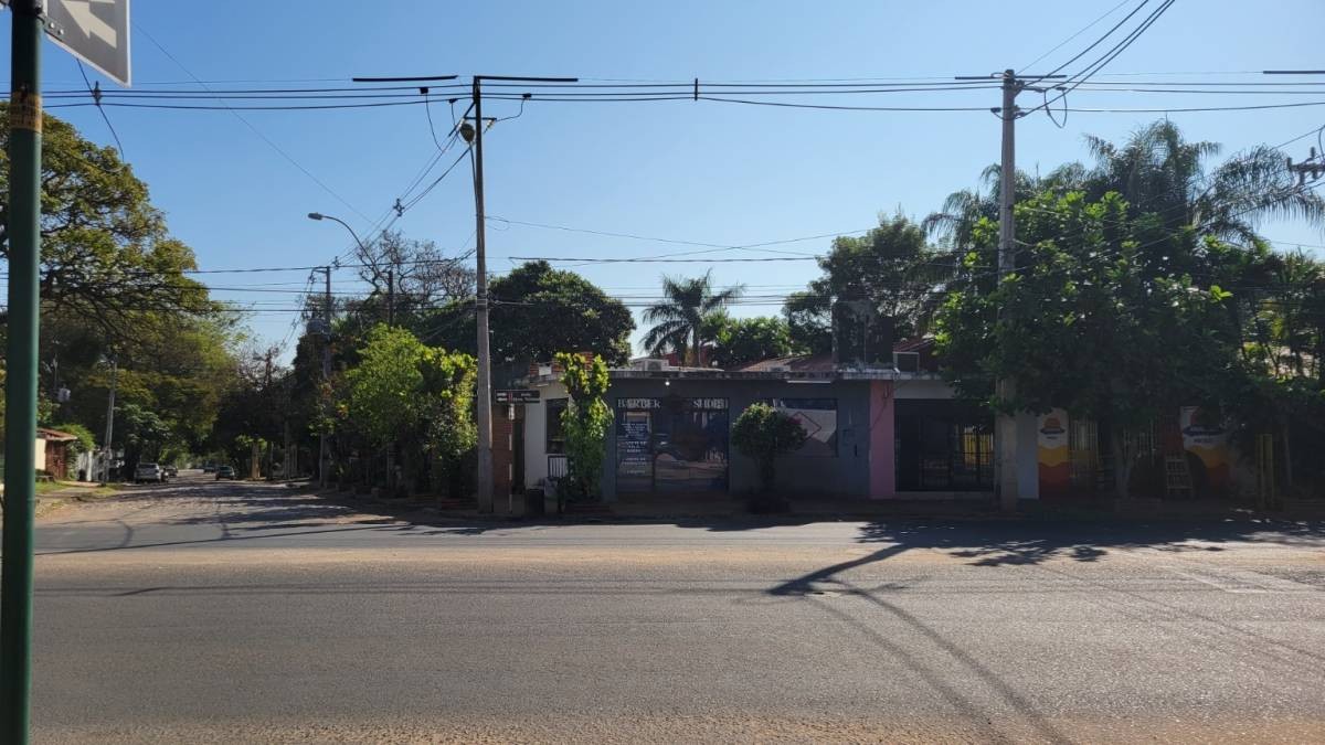 VENDO TERRENO CON CASA A DEMOLER SOBRE AVDA. SANTISIMA TRINIDAD - BARRIO MBURUCUYÁ — foto 3