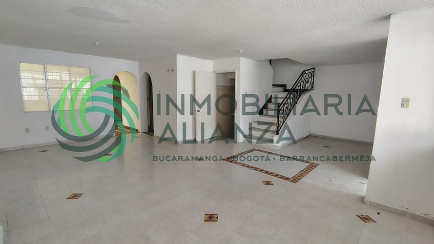 Casa de 7 alcobas en venta en Mejoras Publicas, Bucaramanga, 312 m² · foto 2 de 24