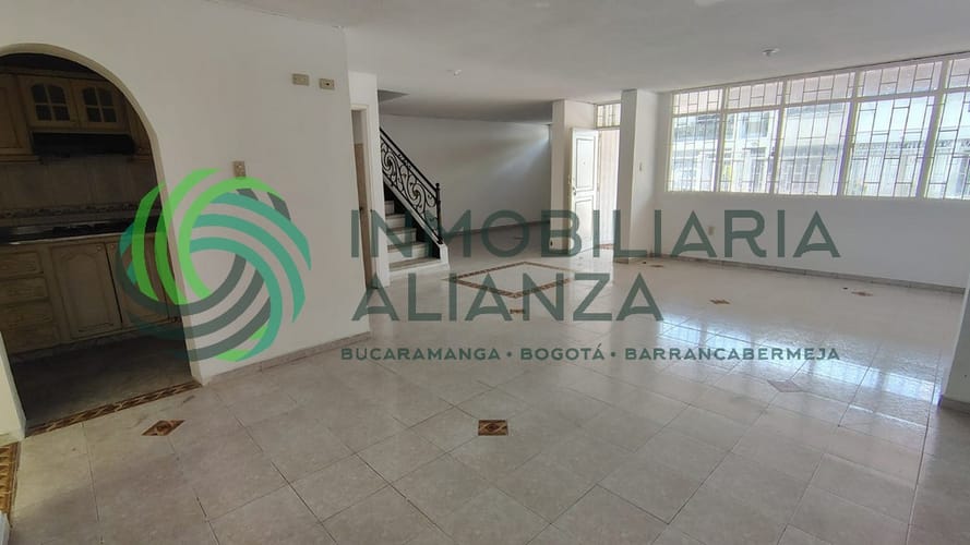 Casa de 7 alcobas en venta en Mejoras Publicas, Bucaramanga, 312 m² · foto 3 de 24
