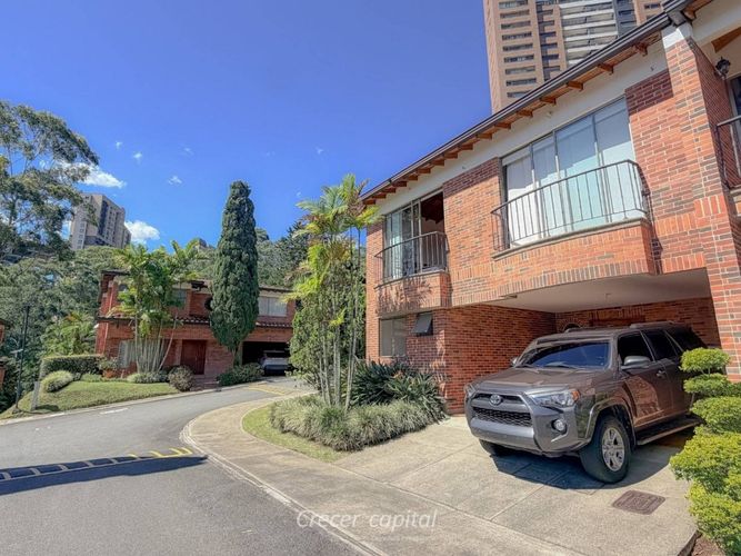 Casa de 3 alcobas en venta en Manila, Medellín, 218 m² · foto 2 de 21