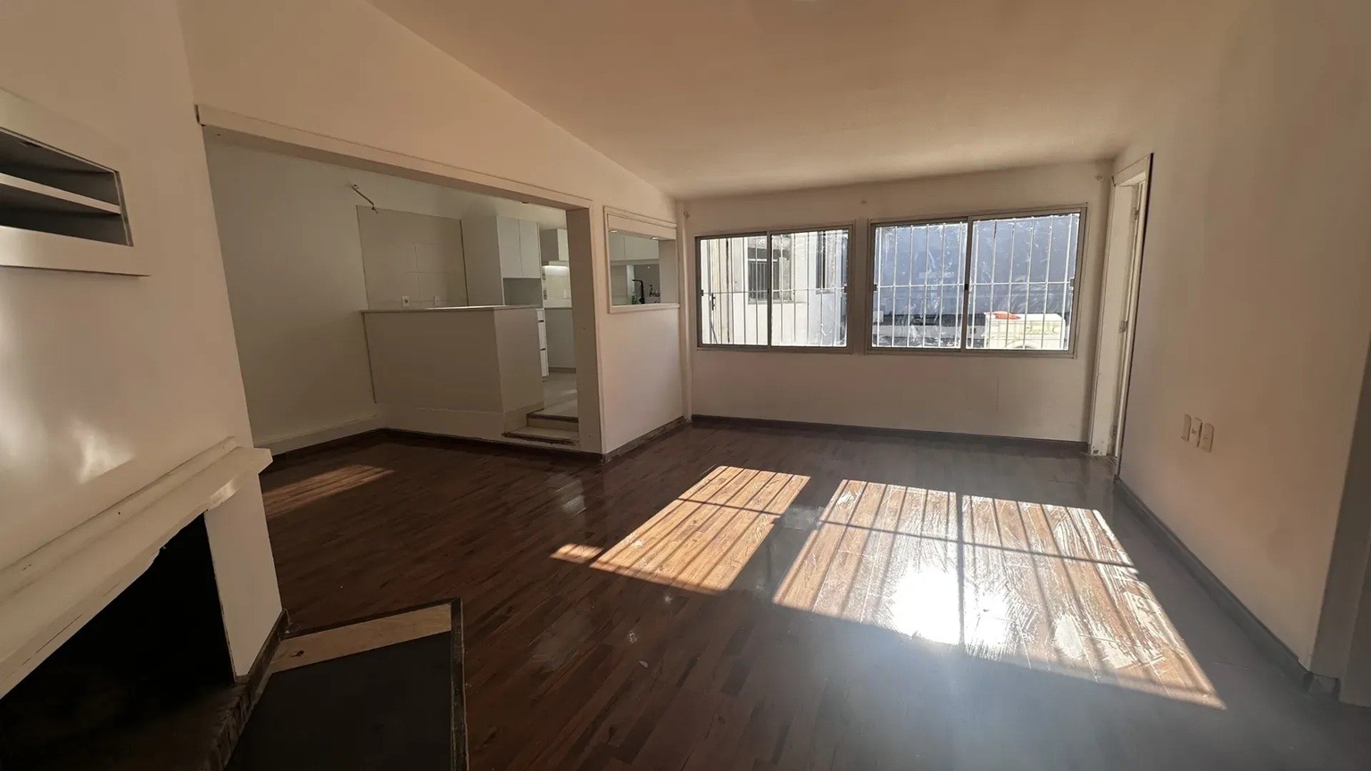 ALQUILER CASA EN BUCEO DE 3 DORMITORIOS Y 3 BAÑOS, FRENTE Y PATIO AL FONDO, DOS GARAJES, BARBACOA CERRADA, REJAS