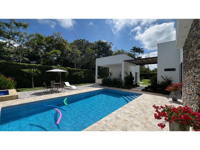 Casa de 4 alcobas en venta en Cerritos, Pereira, 240 m² · foto 2 de 24