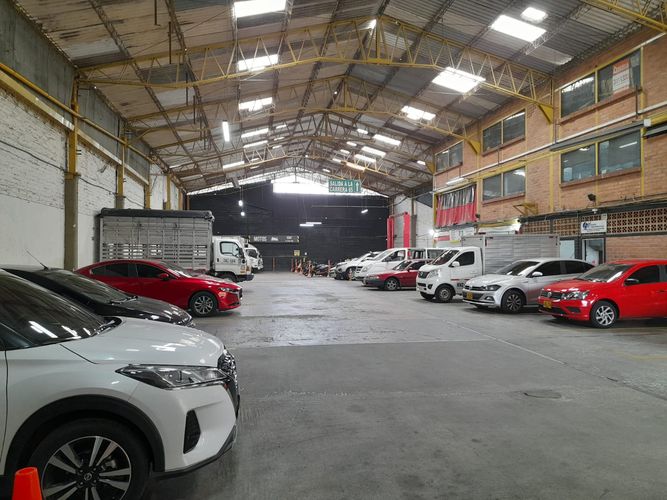 Bodega en arriendo en Laureles, Medellín, 1574 m² · foto 3 de 5