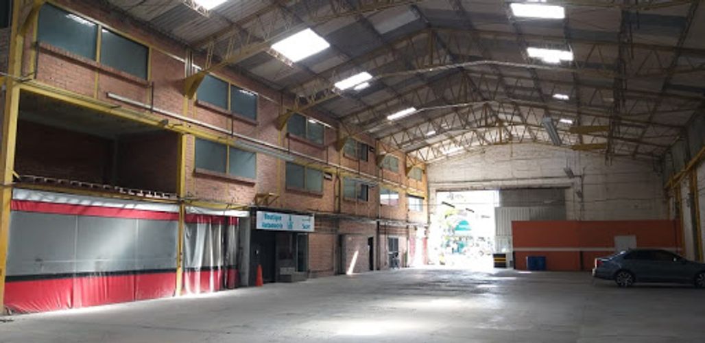 Bodega en arriendo en Laureles, Medellín, 1574 m² · foto 4 de 5