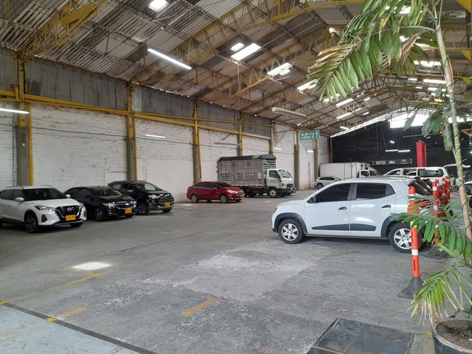 Bodega en arriendo en Laureles, Medellín, 1574 m² · foto 5 de 5