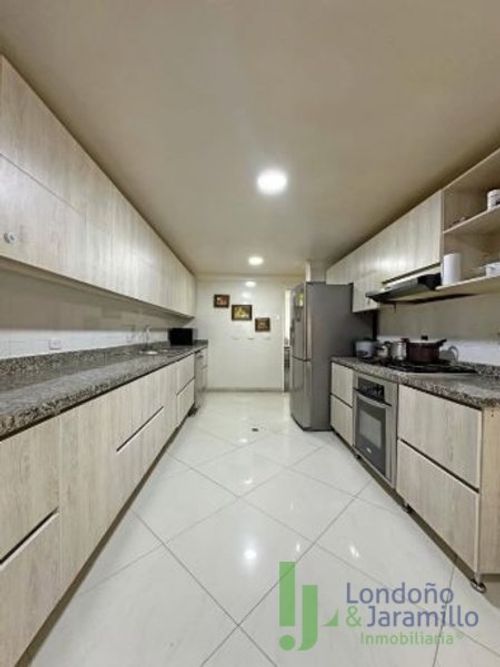 Casa de 4 alcobas en venta en El Diamante No. 2, Medellín, 538 m² · foto 3 de 14