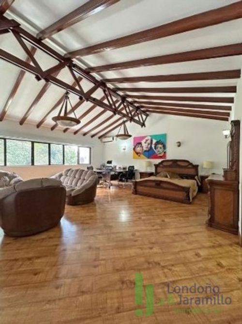 Casa de 4 alcobas en venta en El Diamante No. 2, Medellín, 538 m² · foto 9 de 14