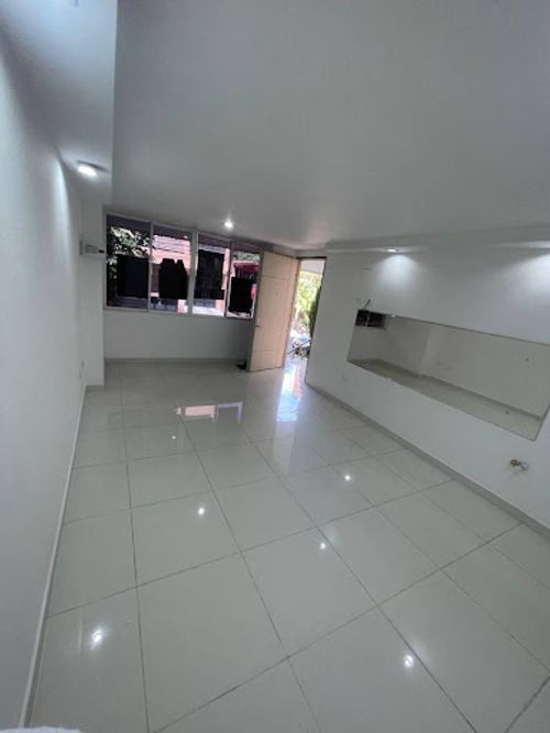 Local en arriendo en Laureles, Medellín, 30 m² · foto 2 de 5