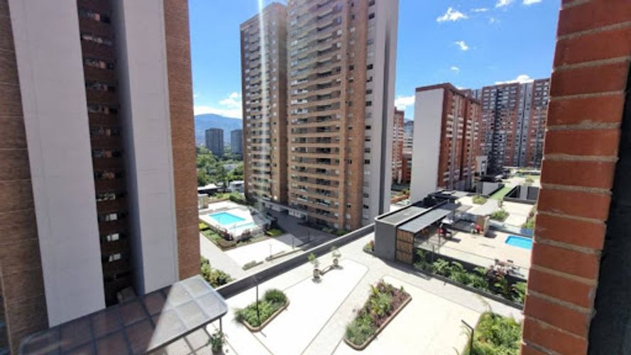 Apartamento de 2 alcobas en arriendo en Ciudad Del Río, Medellín, 68 m² · foto 2 de 17